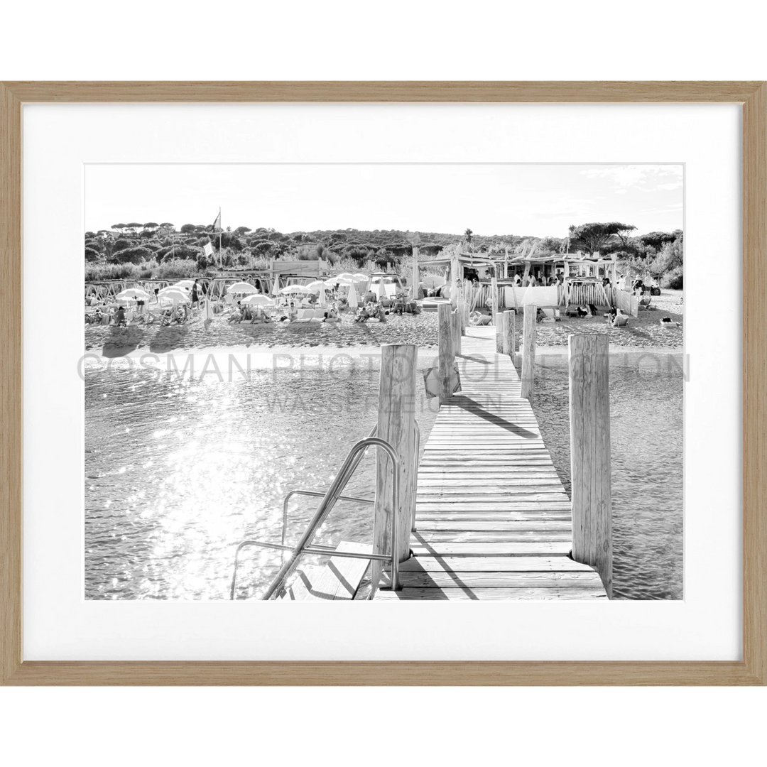 Holzsteg, der über das Wasser führt, abgebildet auf Poster Beach Le Club 55 Saint Tropez