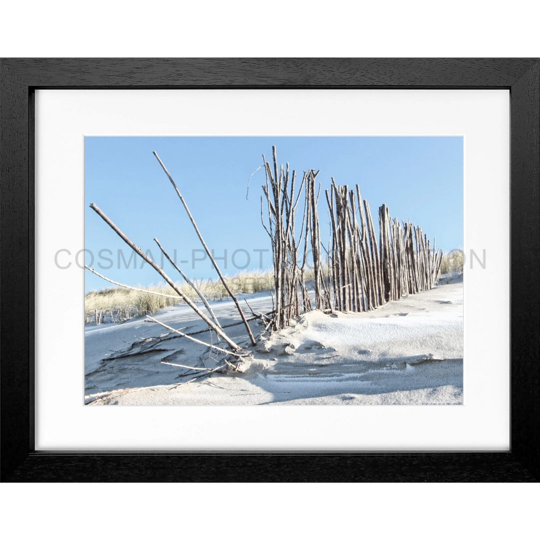 Gerahmtes Foto von Holzpfählen in schneebedeckten Sanddünen, Poster Beach Sylt SY70