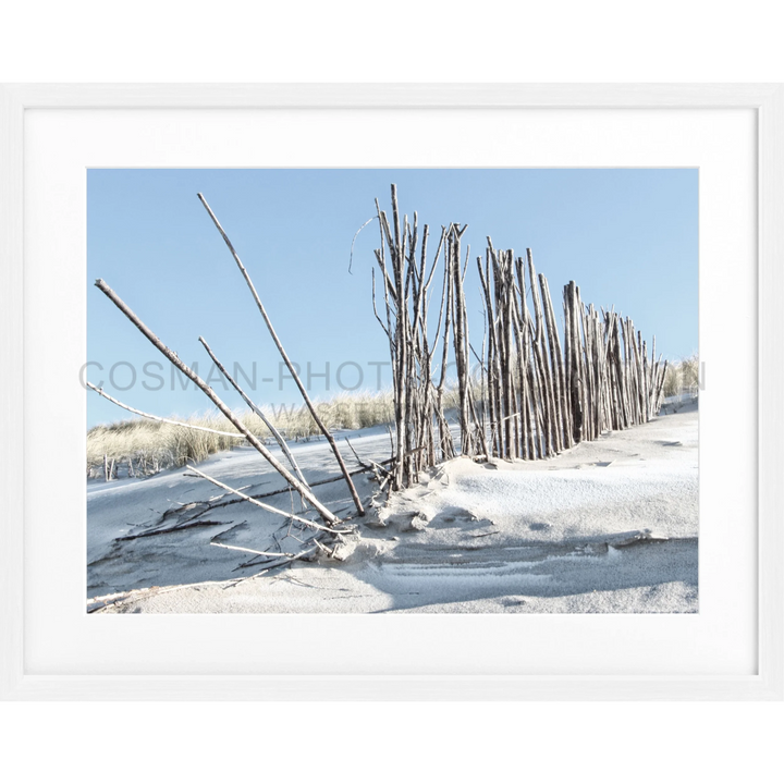 Reihe verwitterter Holzpfähle im schneebedeckten Sand, Poster Beach Sylt SY70