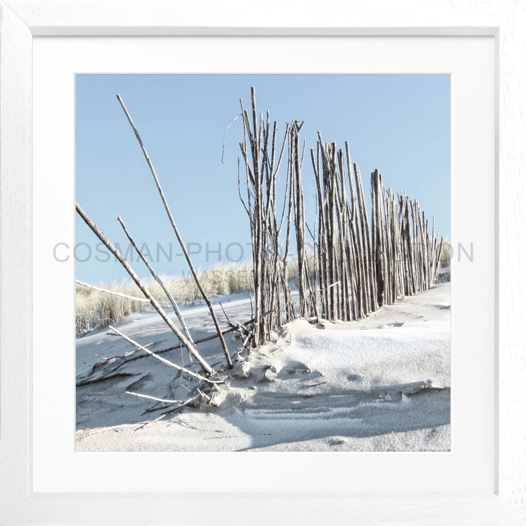 Wettergegerbte Holzpfosten im Schnee und Eis, Poster Beach Sylt SY70Q