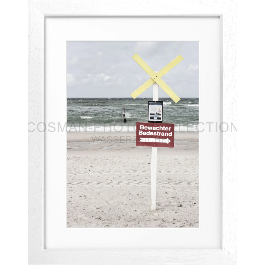 Warnschild mit gelbem X und deutschem Text auf einem weißen Pfosten, Poster Sylt