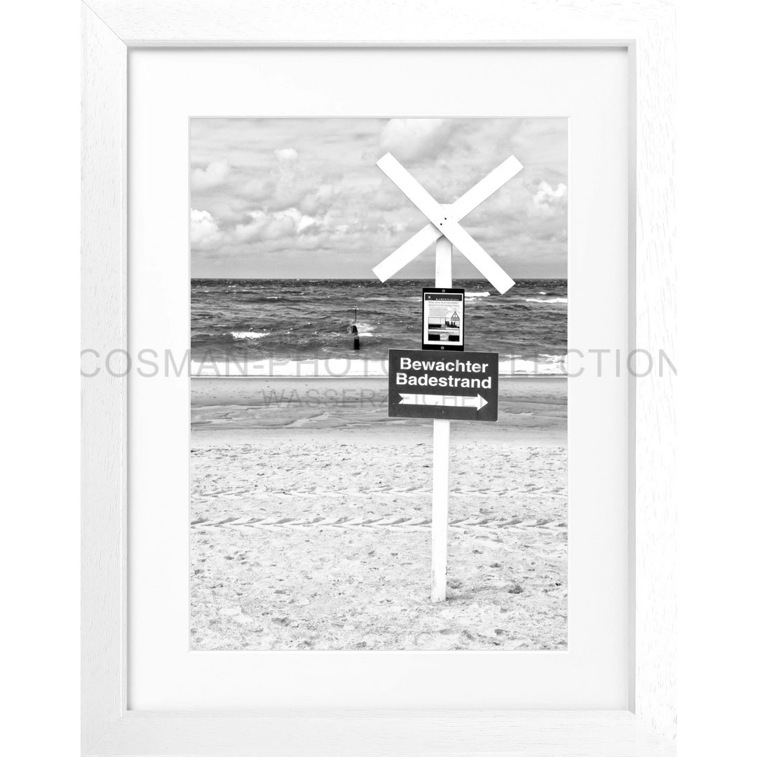 Strandwarnschild mit weißem X und deutschem Text Bernsteiner Badestrand auf Poster