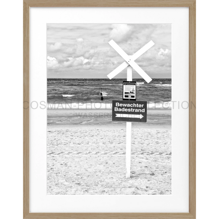 Holzschild mit weißen gekreuzten Brettern für Bewachter Badestrand Sylt