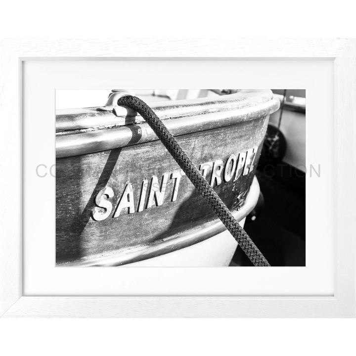 Schwarz-weiß Fotografie eines Bootes mit dem Text SAINT und einem Seil in St. Tropez