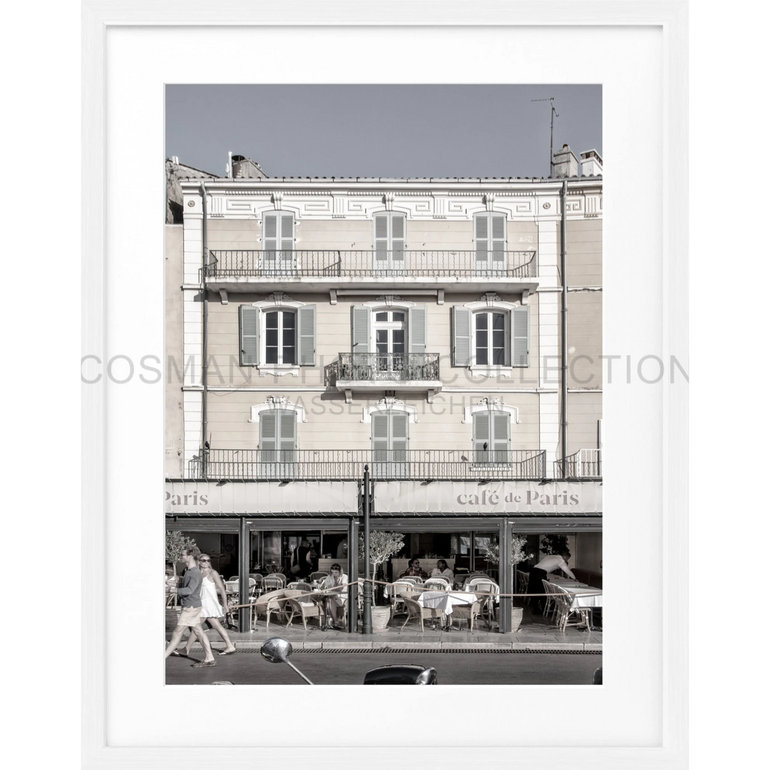 Klassisches französisches Gebäude mit Café de Paris und traditionellen Fensterläden