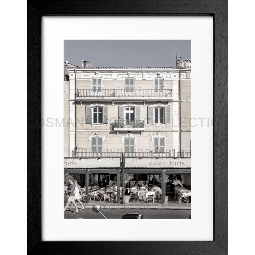 Schwarzweißfoto eines französischen Cafés mit Fensterläden und Balkon für Poster Cafe de Paris