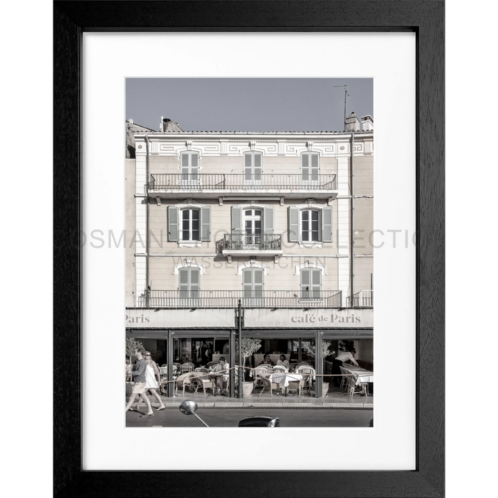 Schwarzweißfoto eines französischen Cafés mit Fensterläden und Balkon für Poster Cafe de Paris