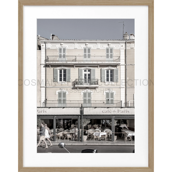 Französisches Café in Saint Tropez mit klassischen Fensterläden und Außensitzplätze