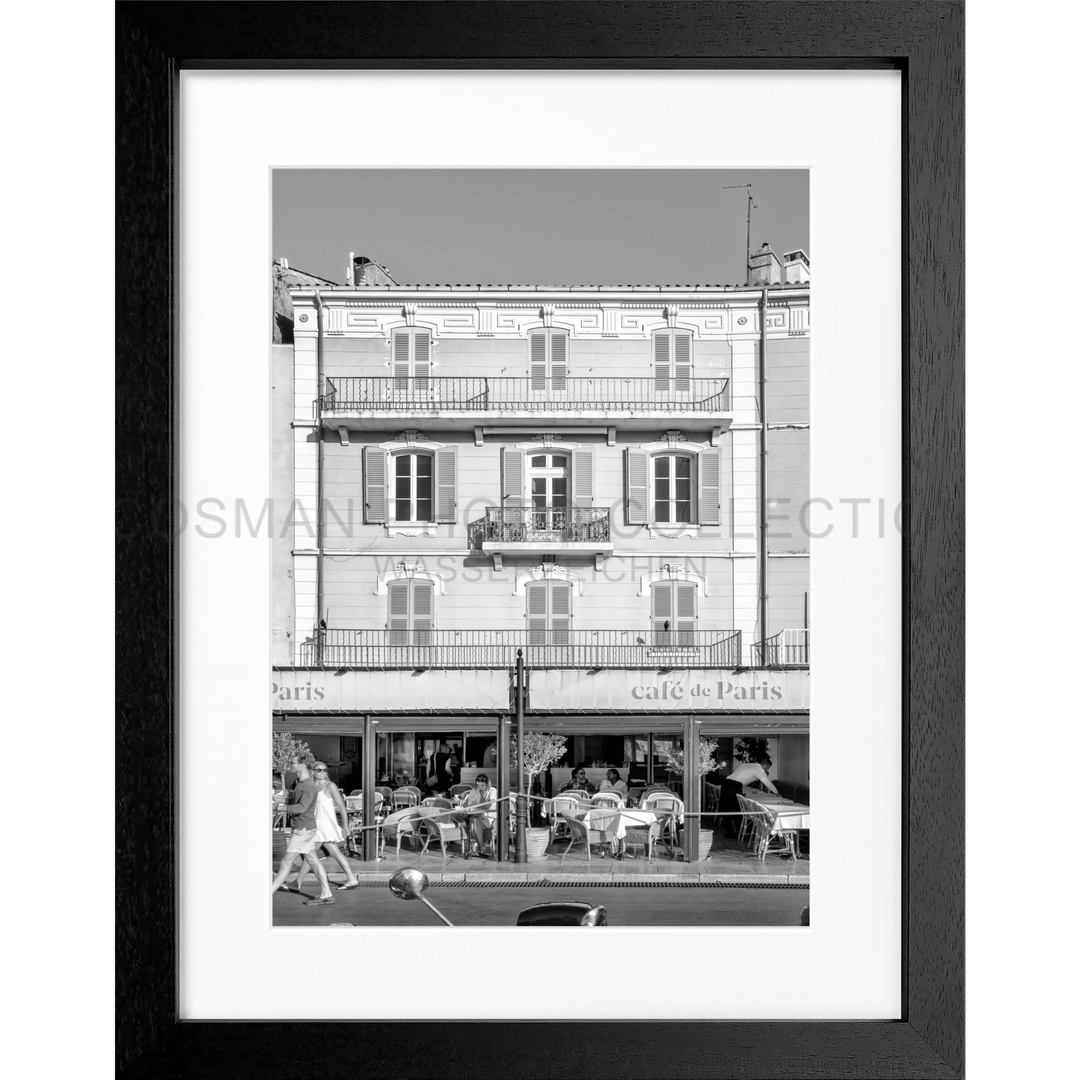 Schwarzweißfoto eines französischen Cafés mit traditionellen Fensterläden in Saint Tropez