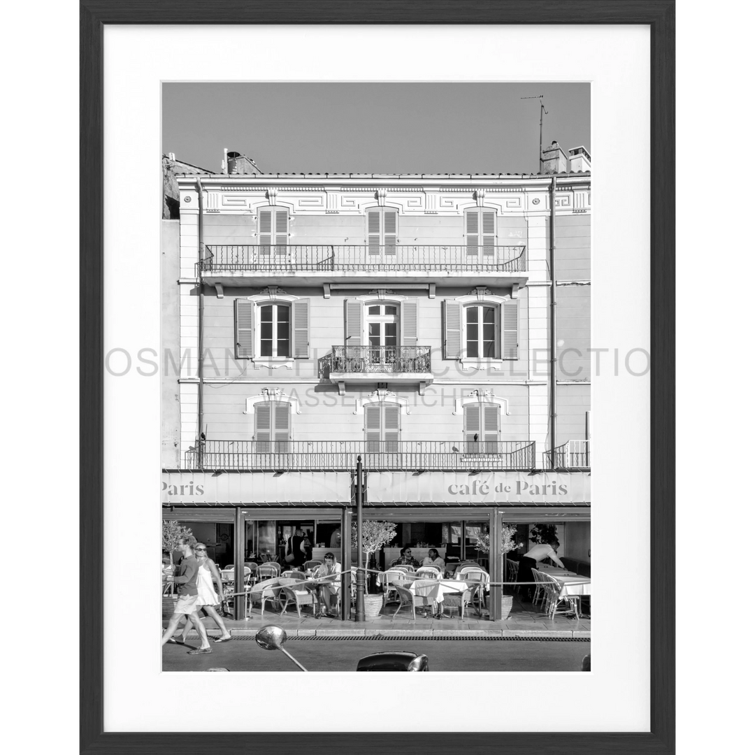 Klassisches französisches Gebäude mit Café de Paris und traditionellen Fensterläden