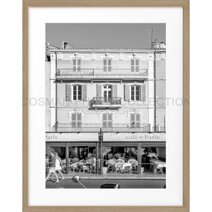 Schwarz-weißes Foto eines französischen Cafés mit Balkon und Fensterläden