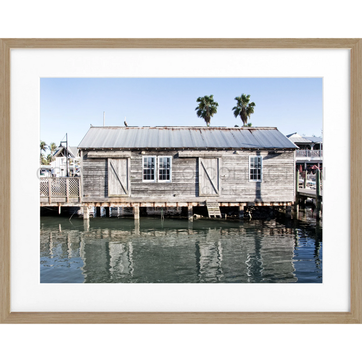 Blick auf ein verwittertes Holzhaus auf Stelzen in den Florida Keys