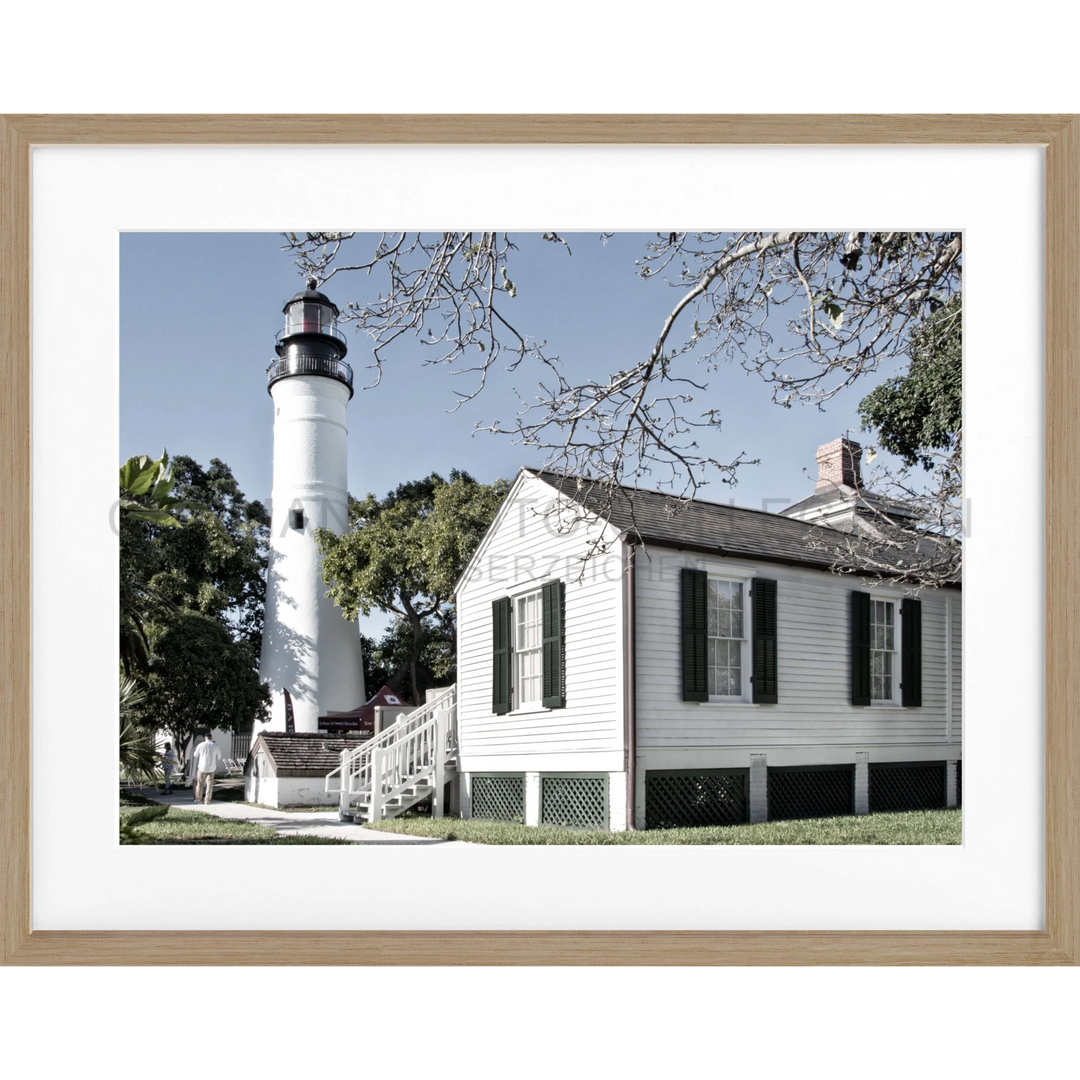 Weißer Leuchtturm mit angrenzendem Haus des Lichtwarten in Florida Key West