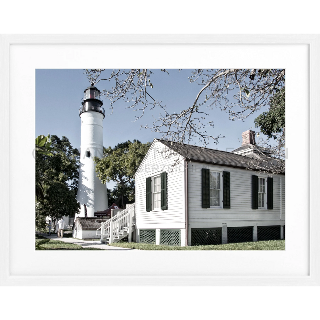 Weißer Leuchtturm mit angebautem Haus des Lichtmeisters in Key West Florida