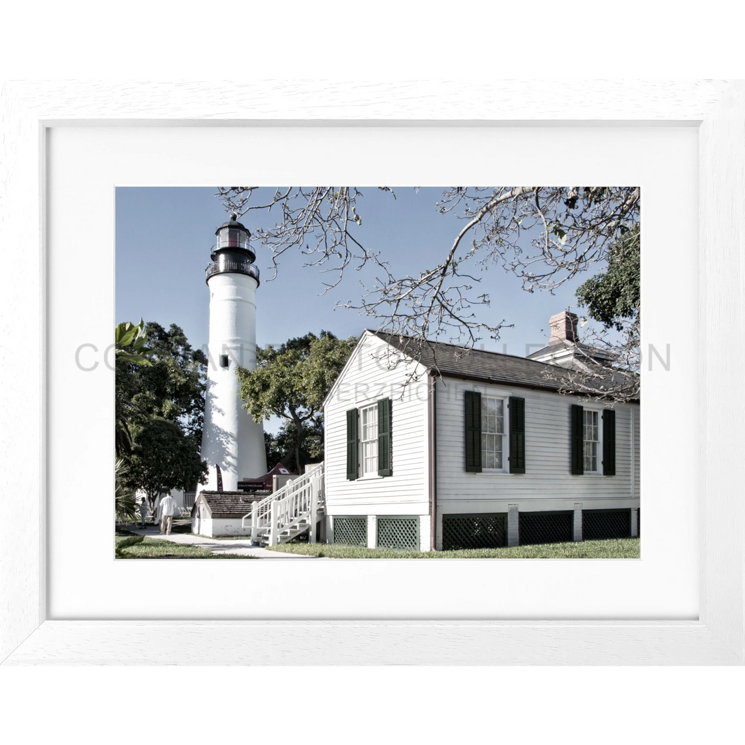 Weißer Leuchtturm mit angrenzendem Haus des Leuchtturmwärters in Florida Key West