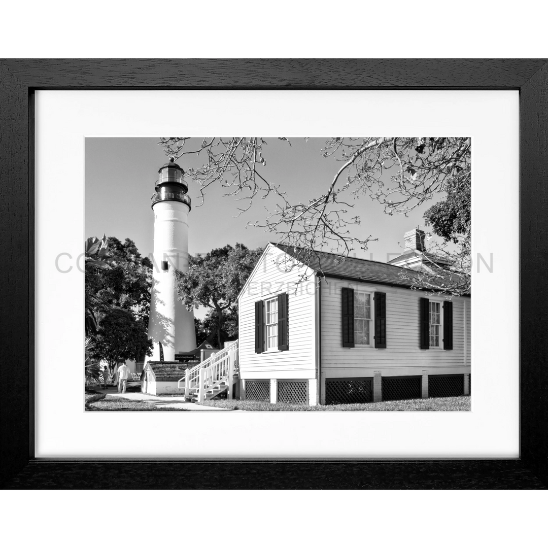 Schwarz-weißes Leuchtturm mit angehängtem weißen Aufenthaltsgebäude in Key West