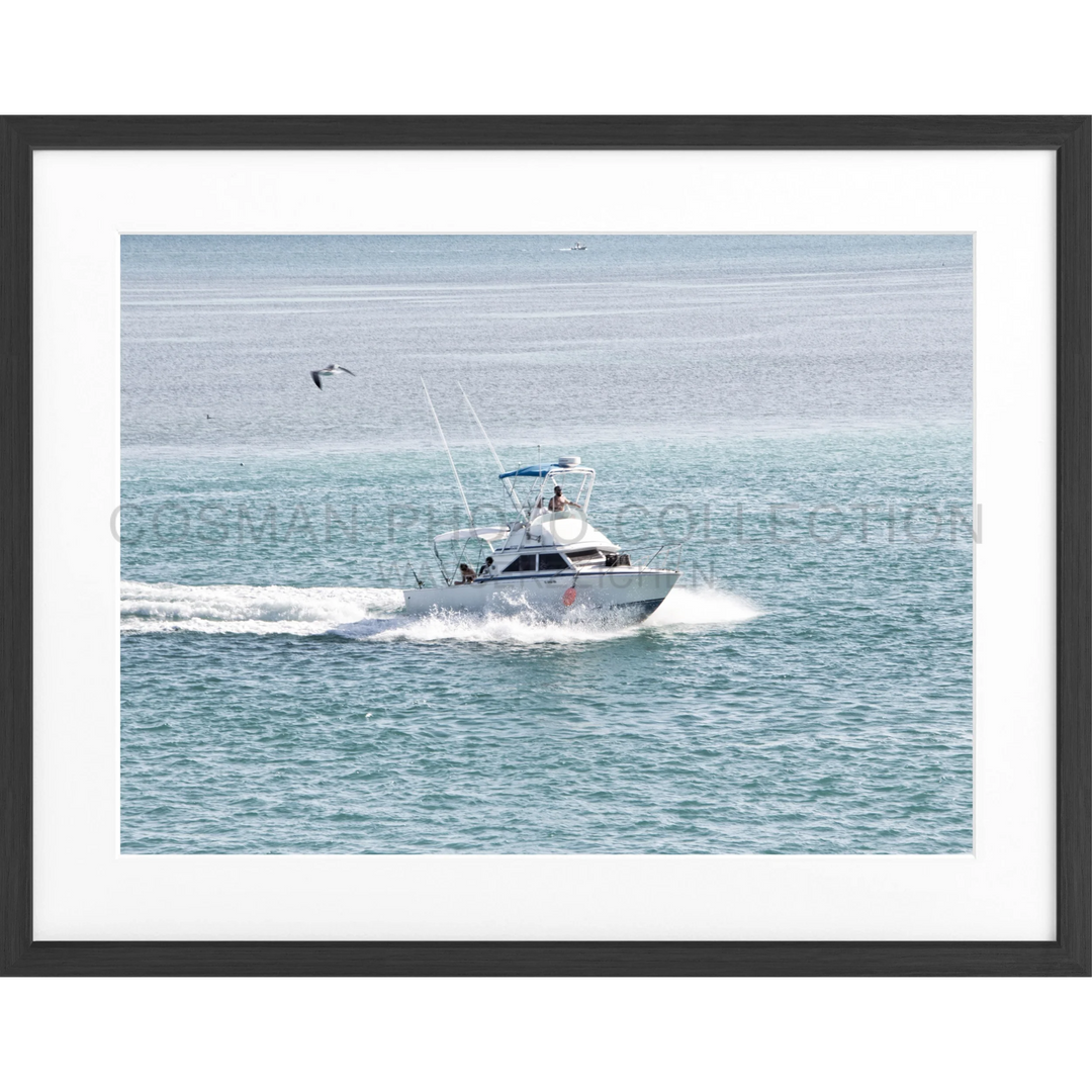 Weißes Fischerboot mit Auslegern auf türkisfarbenem Wasser in den Florida Keys