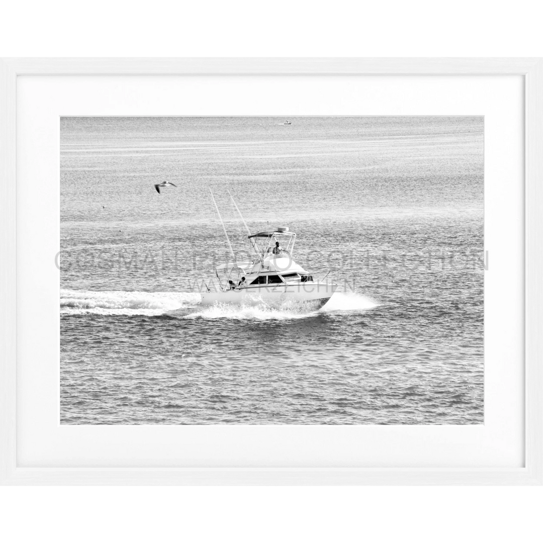 Weißes Fischerboot fährt schnell über das Wasser in Schwarz-Weiß-Fotografie