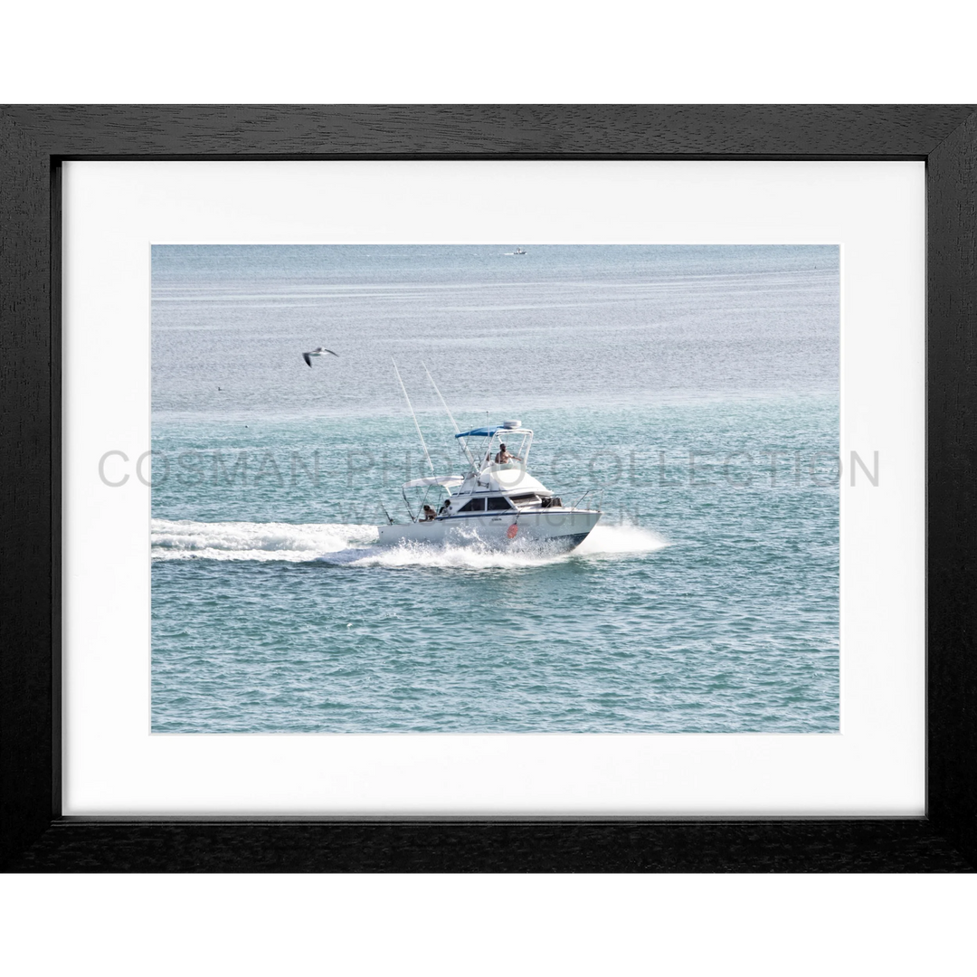 Motorboot fährt durch blaue Gewässer mit weißer Spur, Poster Florida Keys Boat FL03