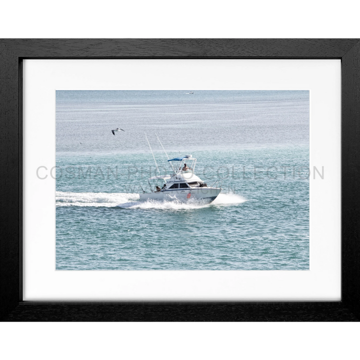 Motorboot fährt durch blaue Gewässer mit weißer Spur, Poster Florida Keys Boat FL03