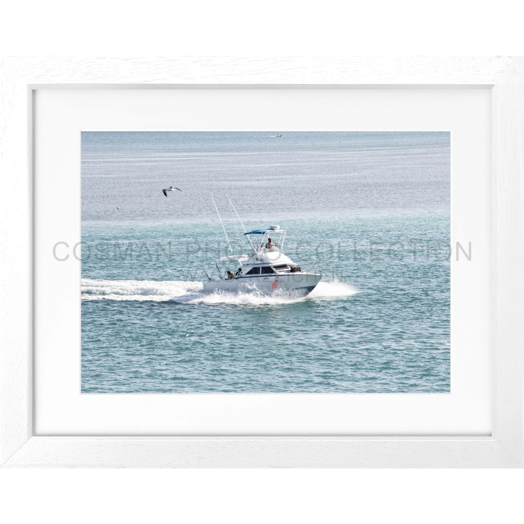 Motorboot fährt durch blaue Ozeanwellen mit weißem Heckstrahl im Florida Keys Poster