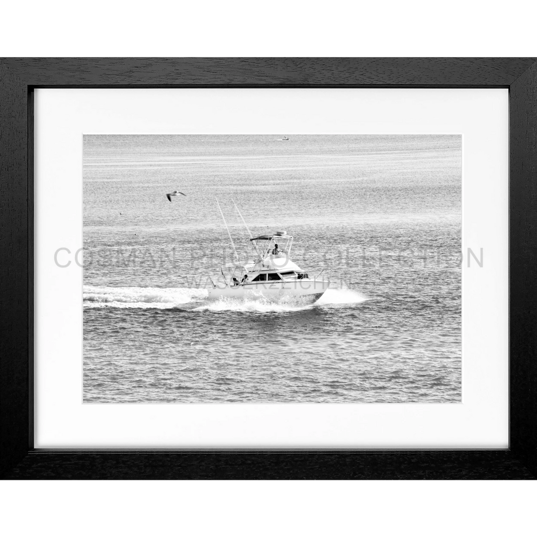 Schwarz-weiß-Fotografie eines Bootes, das Wellen schneidet, Poster Florida Keys FL03