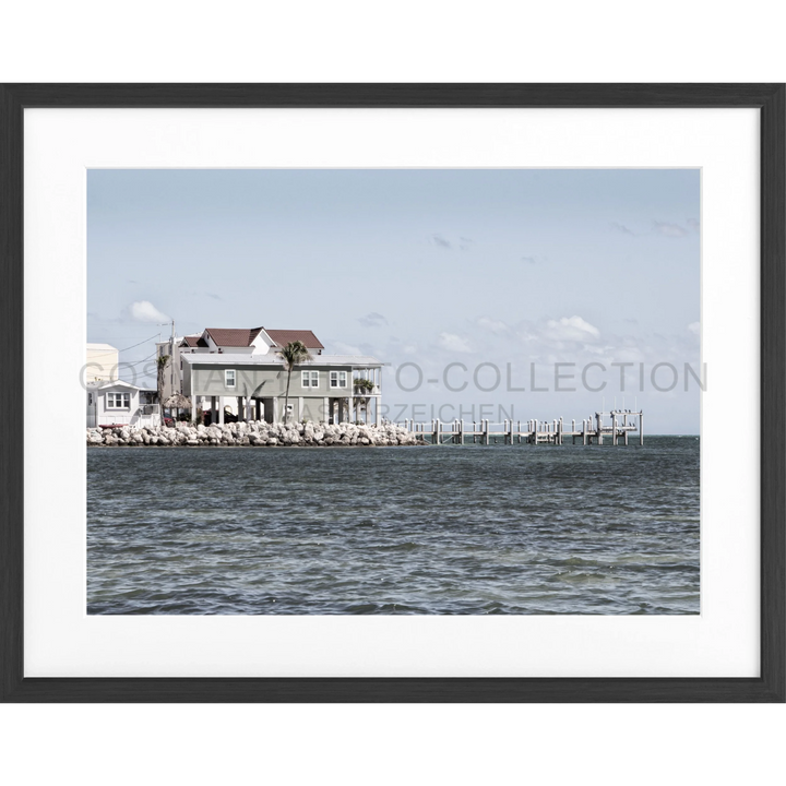 Häuser auf Stelzen am Wasser mit einem Holzsteg im Poster Florida Keys FL13