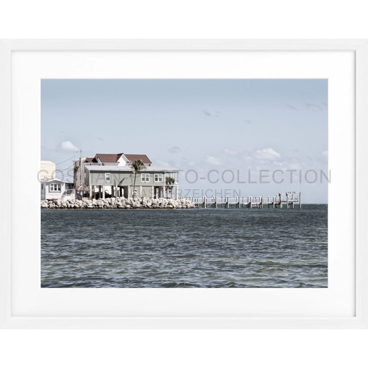 Wasserfronthäuser mit Holzpier, der ins Meer ragt, Florida Keys FL13 Poster