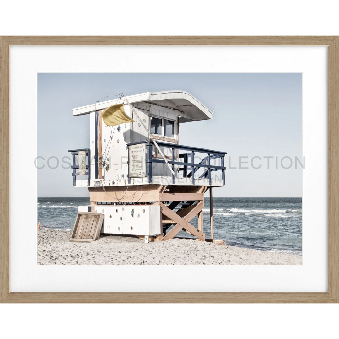 Weißer hölzerner Lebensretterturm am Strand von Miami Beach, Florida