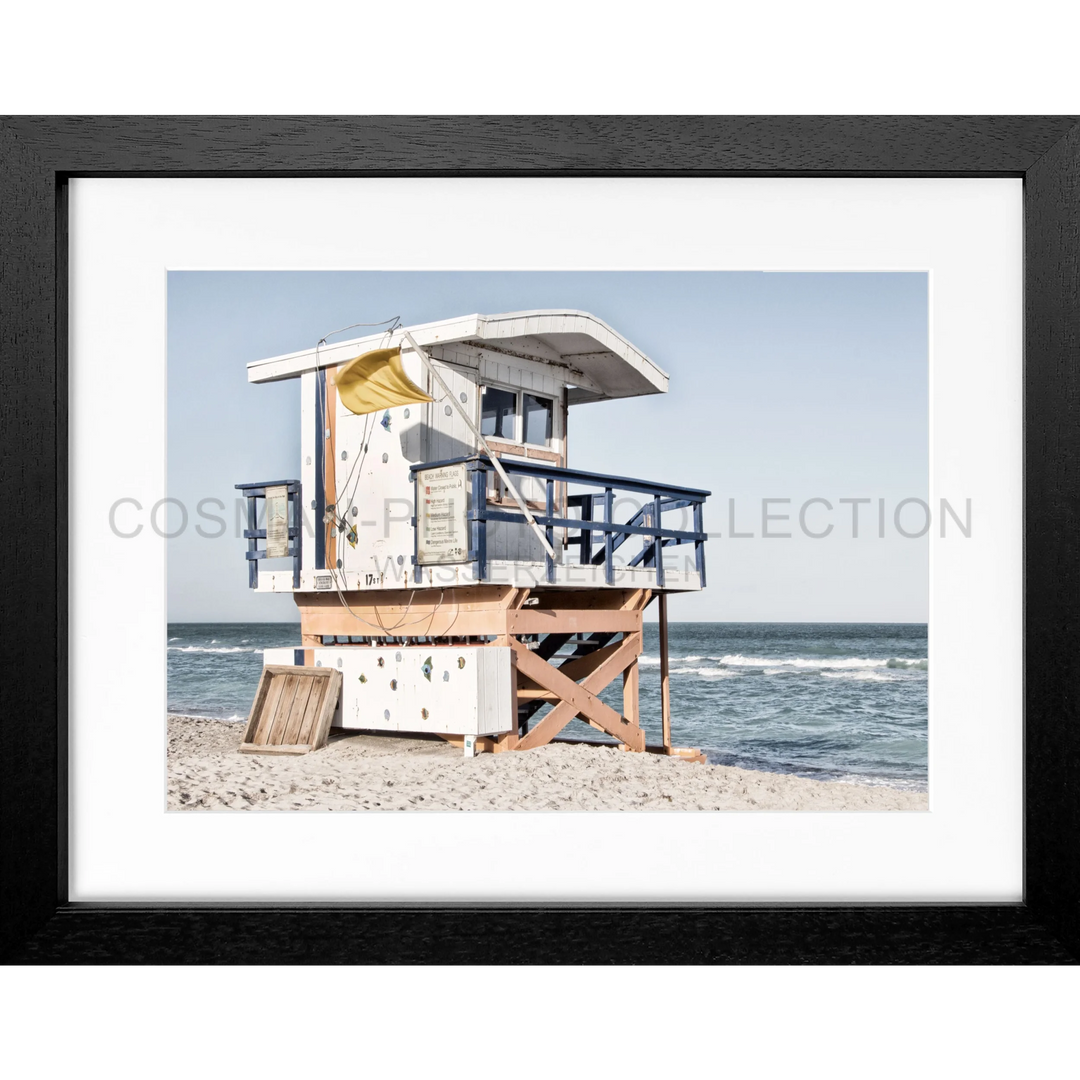 Weißer und blauer Holz-Lifeguard-Turm am Strand in Miami Beach, Florida