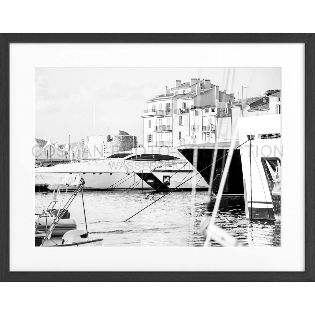 Luxuriöse Yachten im Hafen von Saint Tropez an einer mediterranen Uferpromenade