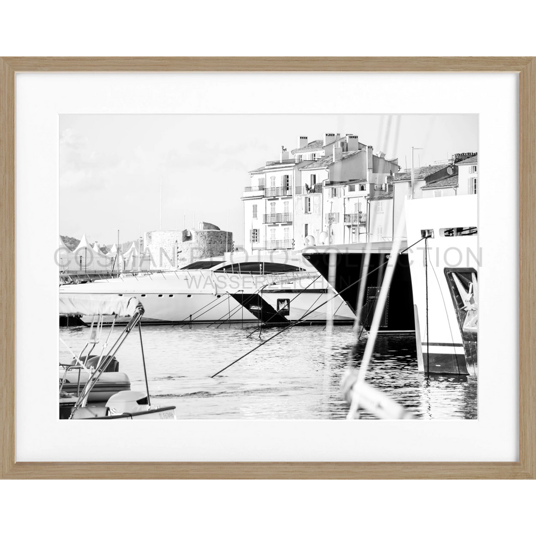 Schwarz-weiß Fotografie von Luxus-Yachten im Hafen von Saint Tropez ST01