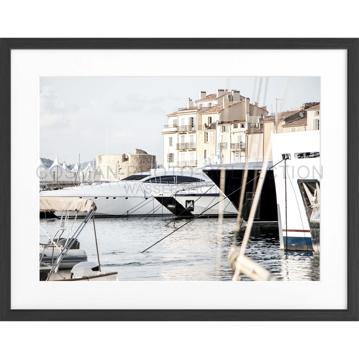 Gerahmtes Foto von Luxus-yachten im Hafen von Saint Tropez im Mittelmeer