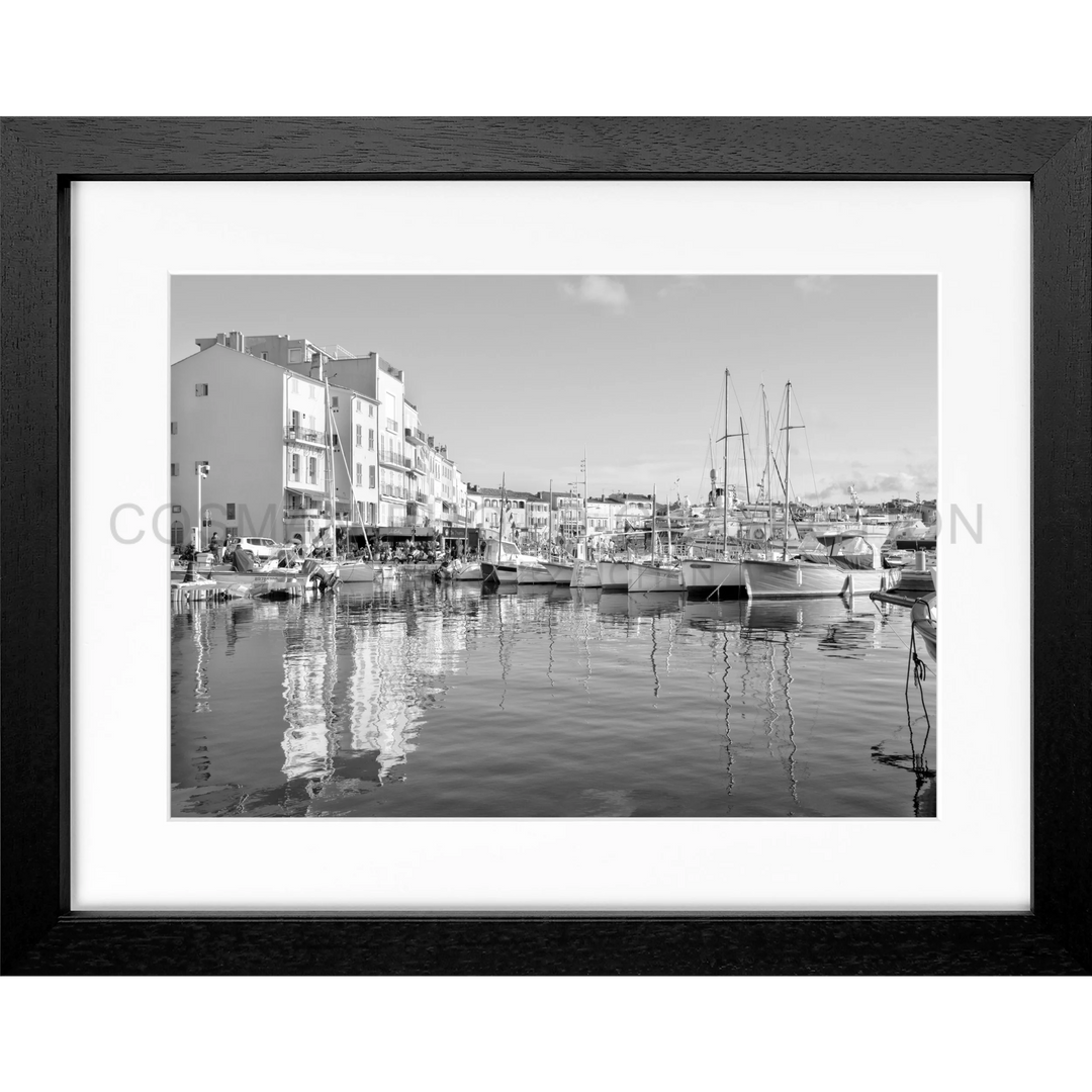 Schwarz-weiße gerahmte Fotografie eines mediterranen Hafens in Saint Tropez