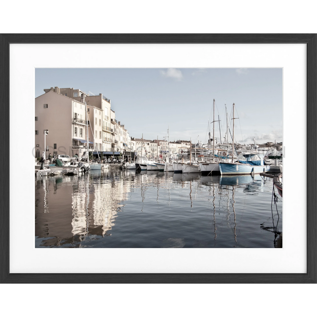 Boote im Hafen von Saint Tropez mit reflektierendem Wasser für Poster Hafen ST05