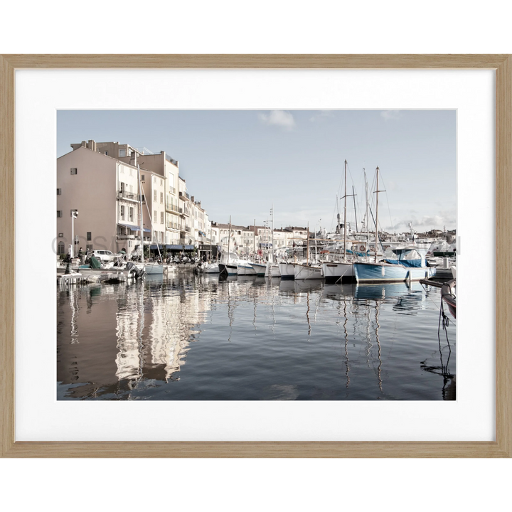 Gerahmtes Foto eines mediterranen Yachthafens mit Booten und Hafenhäusern in Saint Tropez