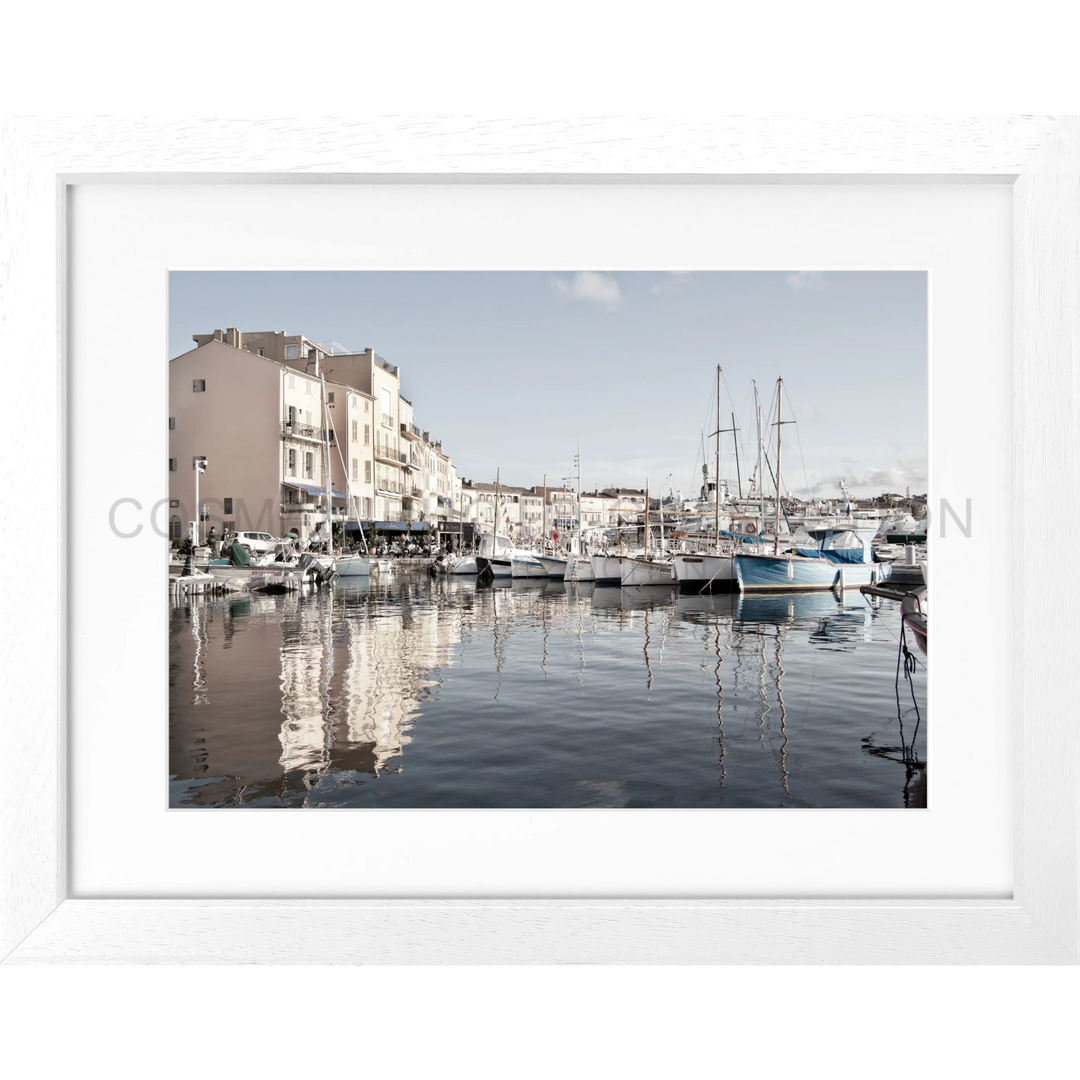 Gerahmtes Foto eines mediterranen Hafens mit reflektierenden Booten in Saint Tropez