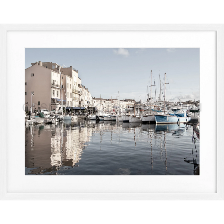 Hafenansicht von Saint Tropez mit Booten und Gebäudespiegelung im ruhigen Wasser