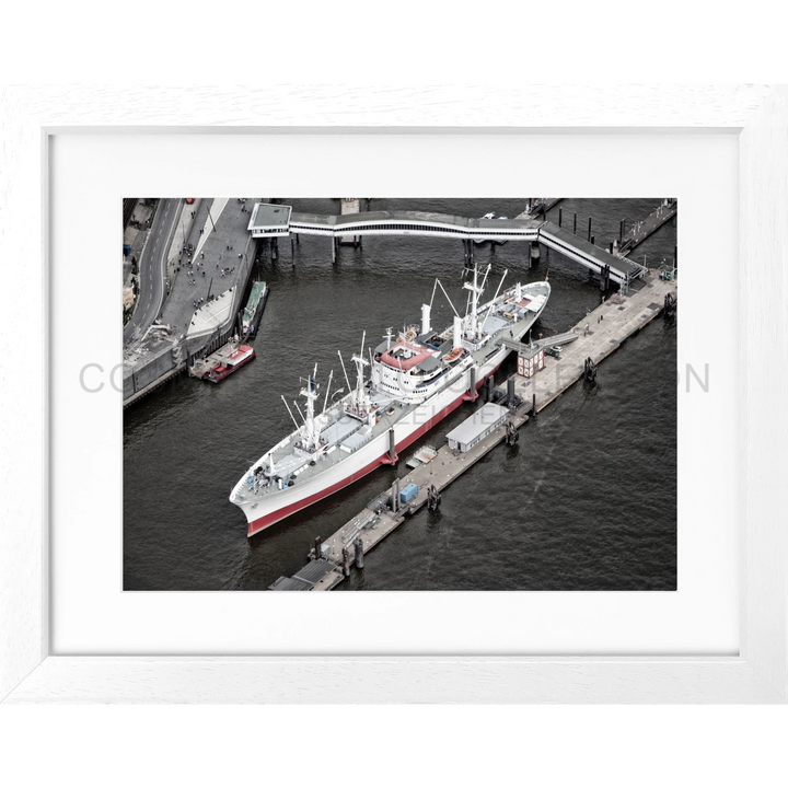 Fracht Schiff im Hamburger Hafen mit Kränen und Ausrüstung auf dem Deck