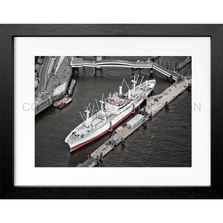 Fracht Schiff am Dock mit Kränen und Ladegeräten im Hamburger Hafen