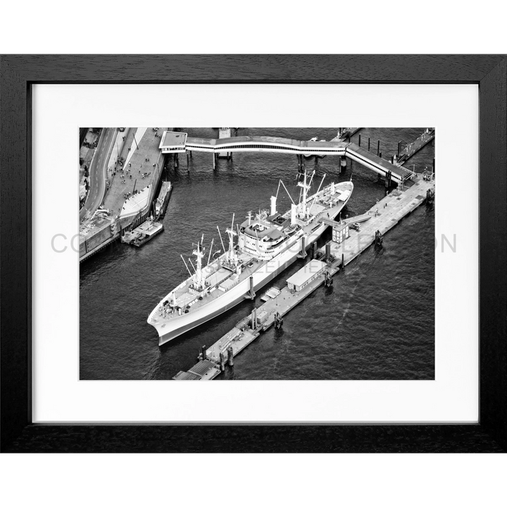 Frachtsschiff an einem Pier mit Kränen auf dem Deck im Poster Hamburg Hafen Cap San Diego