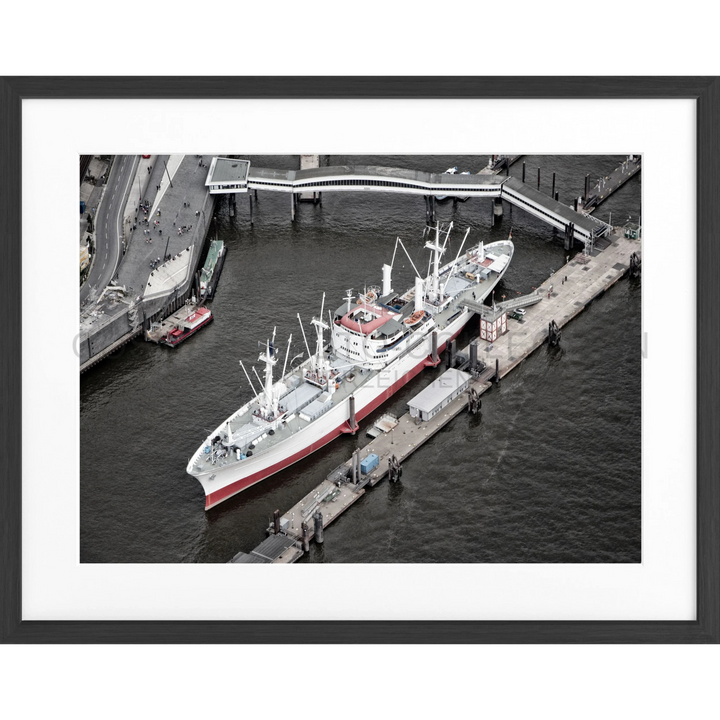 Frachtship mit rotem und weißem Rumpf im Hamburger Hafen als Poster Cap San Diego