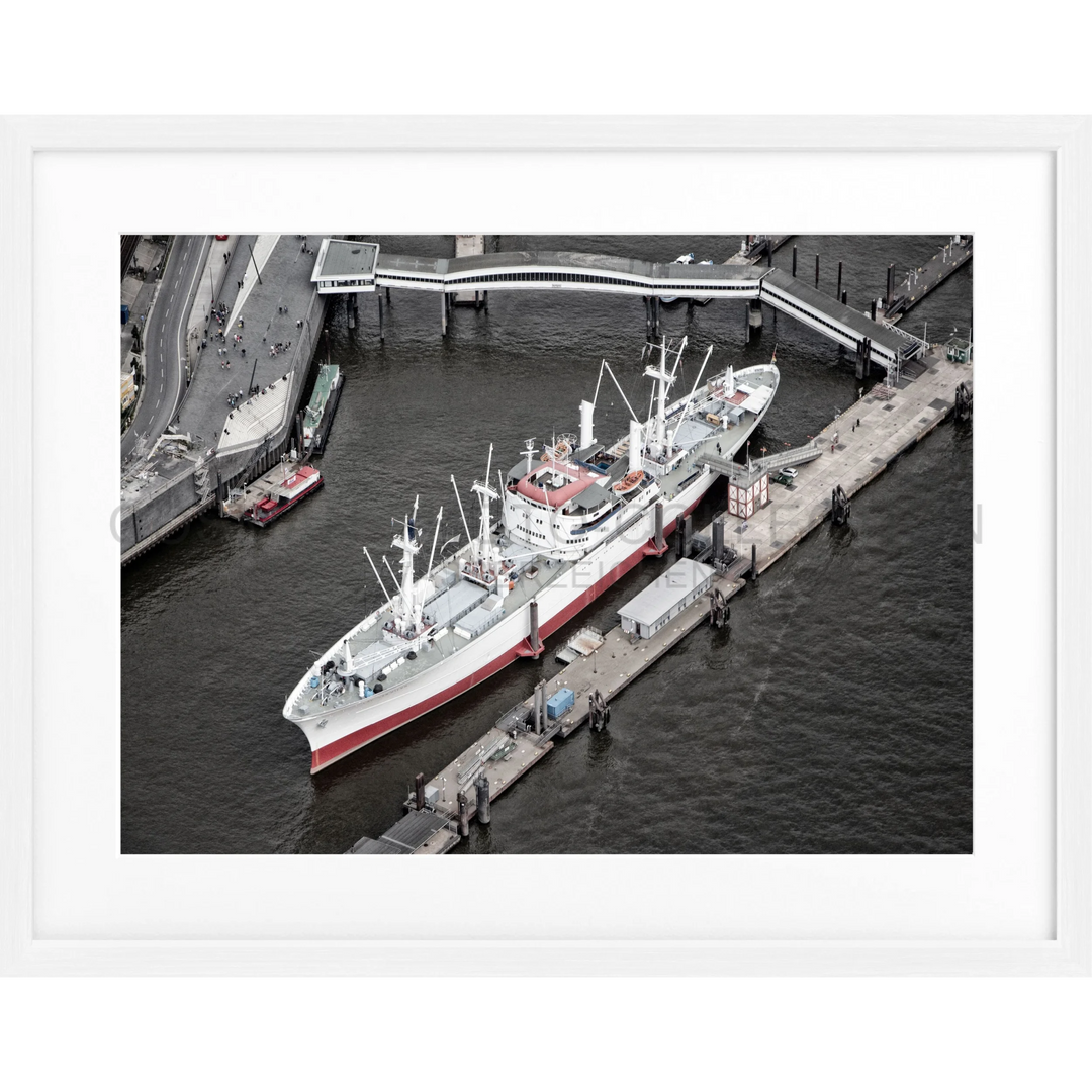 Fracht Schiff mit weißer und roter Rumpf am Pier im Hamburger Hafen