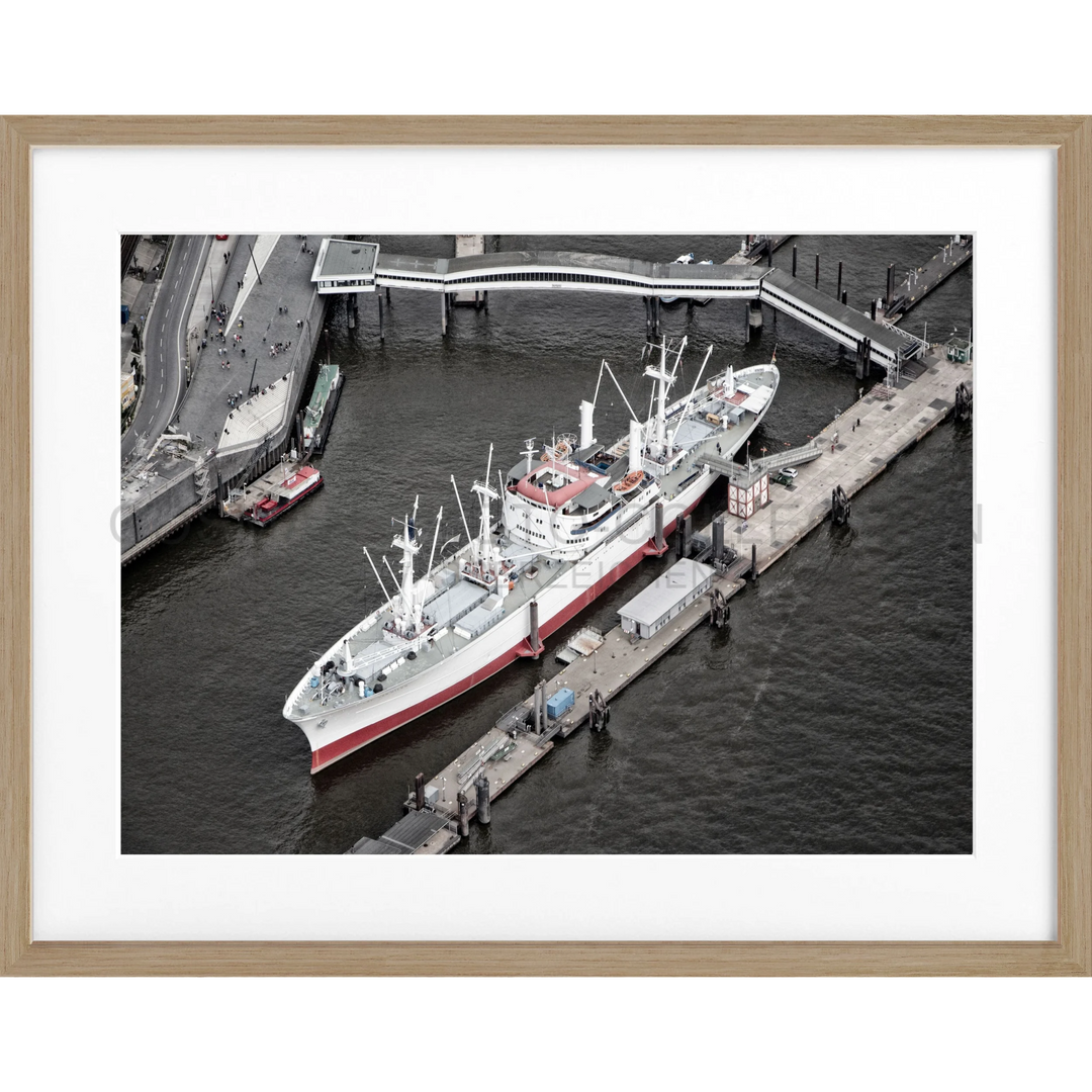 Fracht Schiff mit rotem und weißem Rumpf am Pier für Poster Hamburg Hafen Cap San Diego