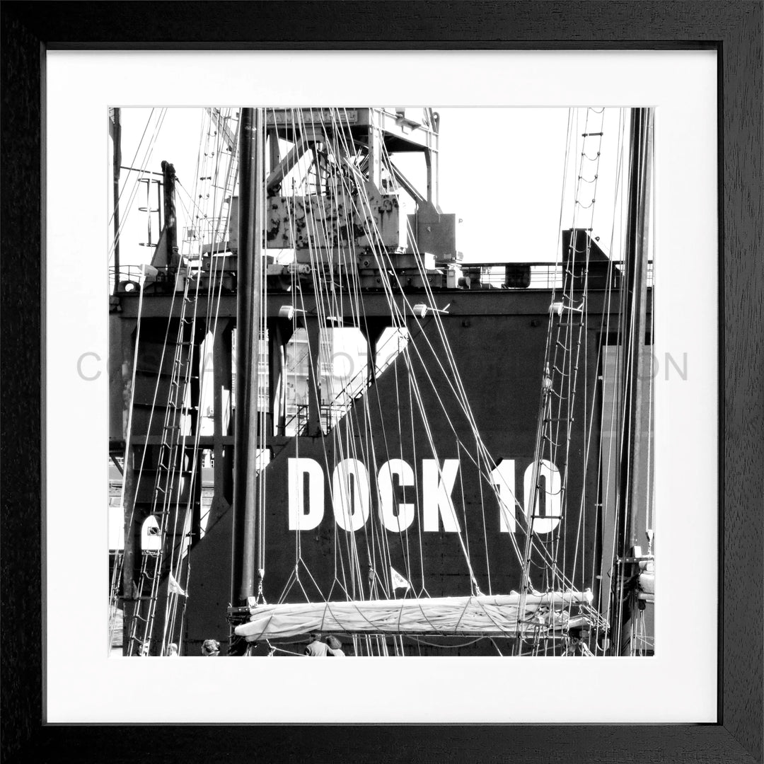 Cosman-Interior Rahmenfarbe: schwarz matt / Grösse: Quadrat 55 (55x55cm) / Motiv: schwarz/weiss Poster Hamburg Hafen "Dock 10" HH11