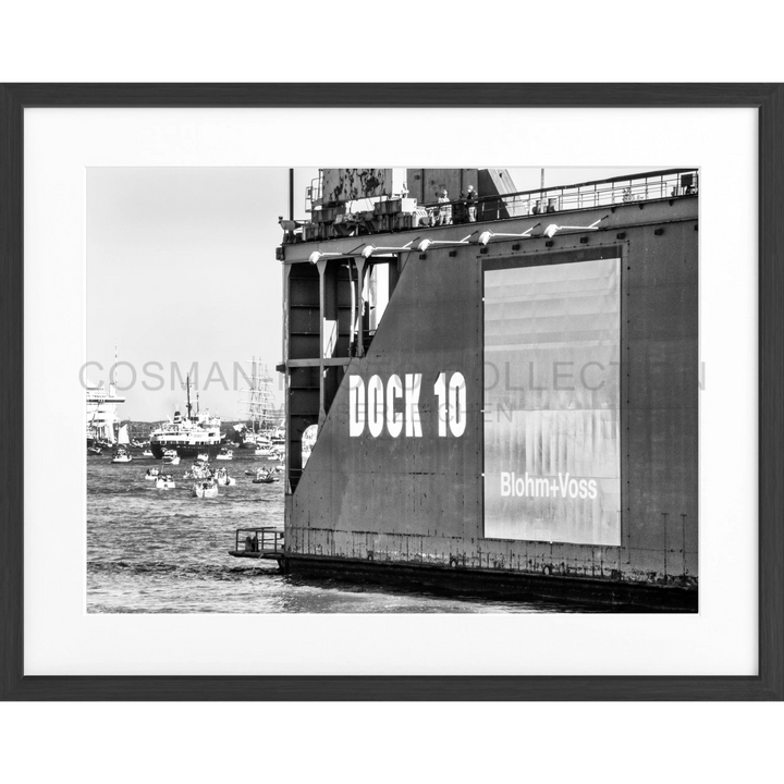 Schwarz-weiß Fotografik von Dockstruktur mit Dock 10 im Poster Hamburg Hafen HH27