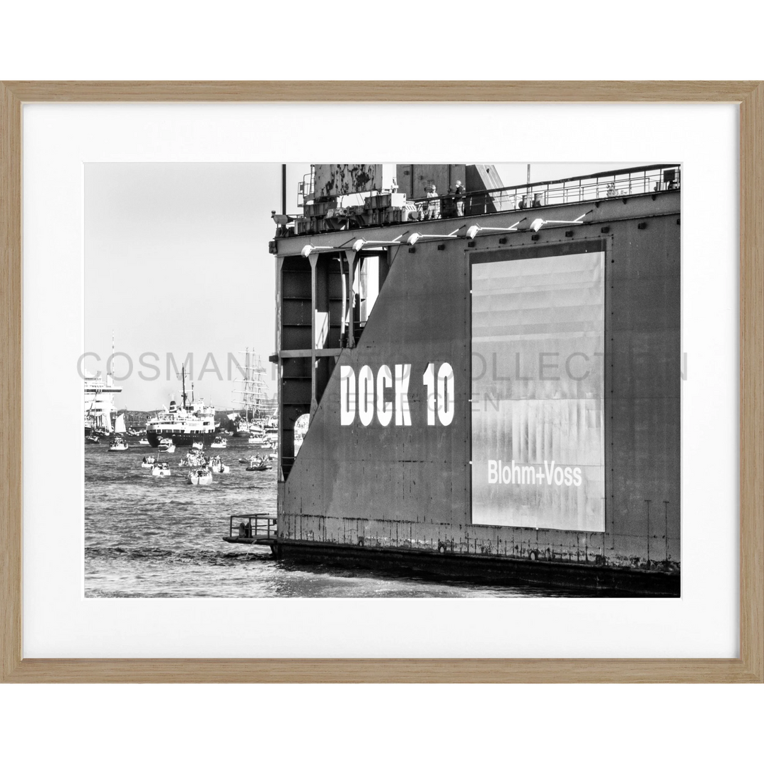 Schwarz-weiß Foto eines Dockstructures mit DOCK 10, Poster Hamburg Hafen HH27