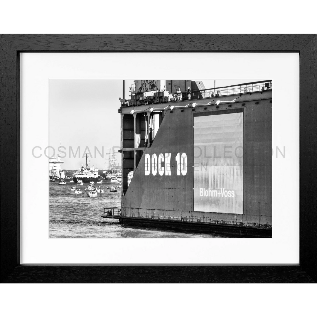 Schwarz-weißes Foto eines Dockmauer mit DOCK 10, Poster Hamburg Hafen HH27