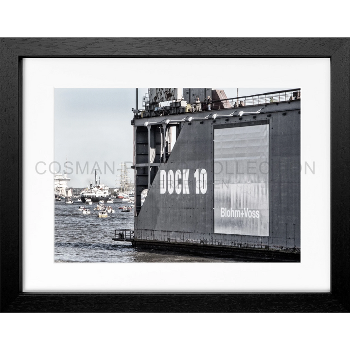 Schwarz-weiß-Rahmenfoto eines Docks mit der Aufschrift DOCK 10 in Poster Hamburg Hafen HH27