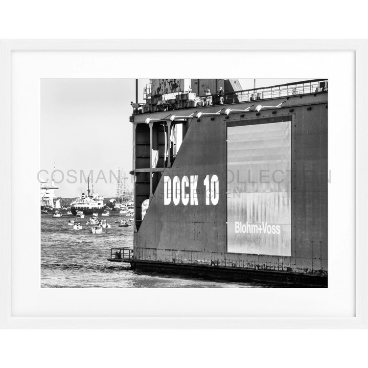 Schwarz-Weiß-Foto einer Dockstruktur mit der Bezeichnung DOCK 10 für Poster Hamburg Hafen